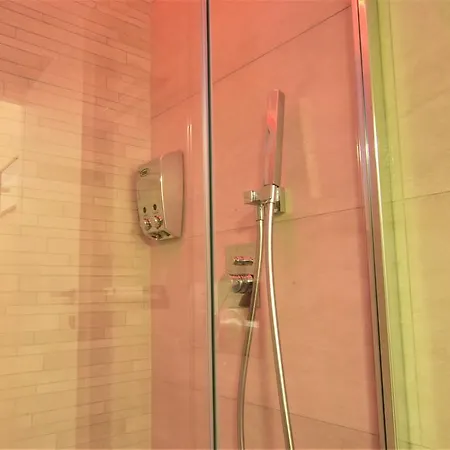 Dietro L'angolo Nyaraló